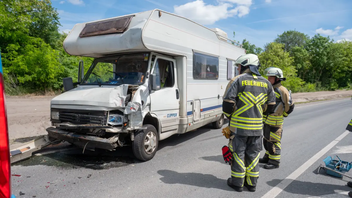 Unfall auf der Bundesstraße B1 in Rüdersdorf bei Berlin: Einsatzkräfte von Polizei, Feuerwehr und Rettungsdienst waren im Einsatz.