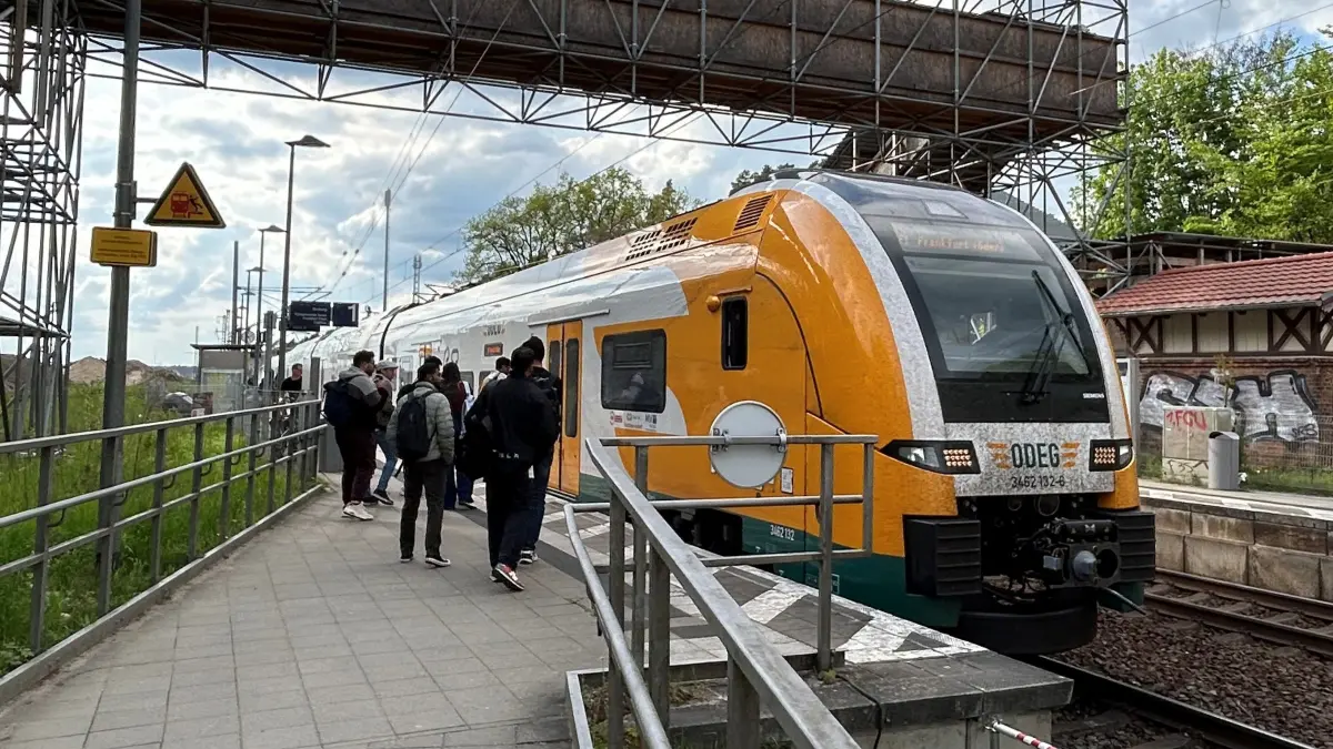 RE1 am Bahnhof Fangschleuse: Unbekannte sollen hier einen Fahrgast attackiert und ausgeraubt haben. Das sagt die Polizei.