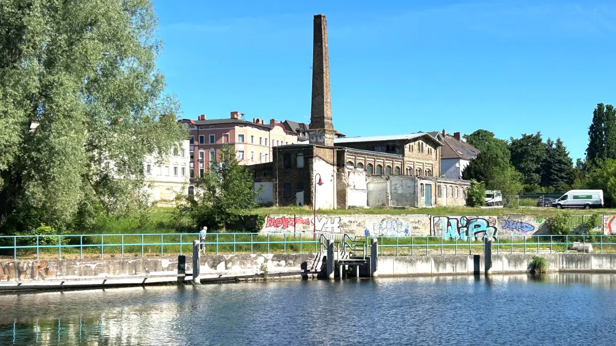 In Sichtweite der Stadtschleuse am Finowkanal: Der alte Schlachthof von Eberswalde liegt so ziemlich in der Stadtmitte. Das in der Entwicklung befindliche Investitionsvorhaben kann mit Wohnen am Wasser punkten.