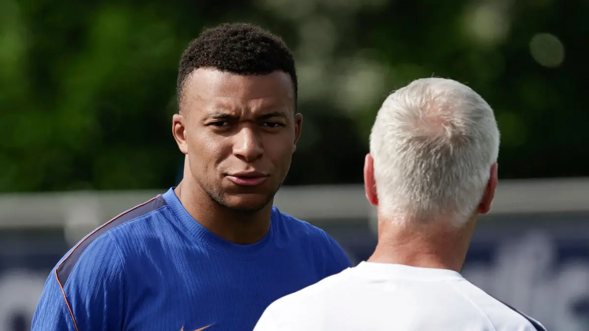 France's forward #10 Kylian Mbappe (L) speaks with France's head coach Didier Deschamps as he arrives for a training session at the French football federation's (FFF) training ground in Clairefontaine-en-Yvelines, southwest of Paris on May 29, 2026, ahead of the 2026 FIFA World Cup. (Photo by STEPHANE DE SAKUTIN / AFP)