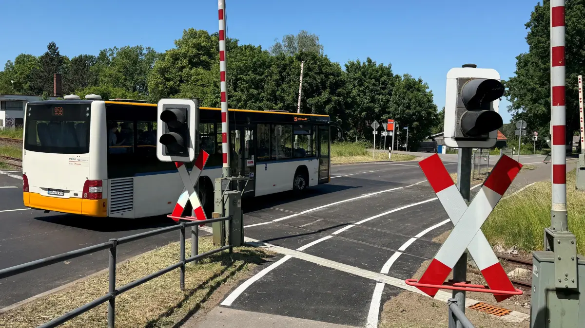 Der Bahnübergang der B167 in Gusow wurde kürzlich saniert, um das sichere Überqueren auch größerer und längerer Fahrzeuge zu verbessern. Ist das gelungen?