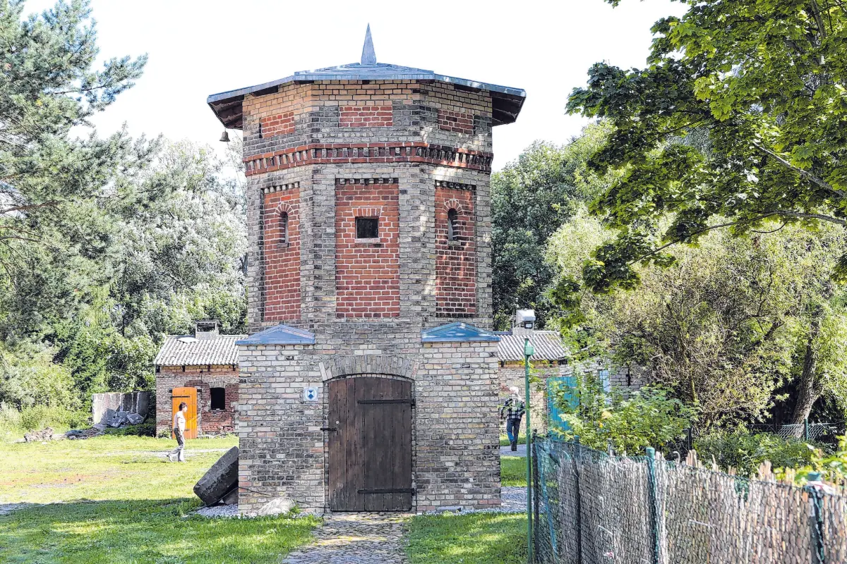 Der Taubenturm auf dem historischen Gutshof