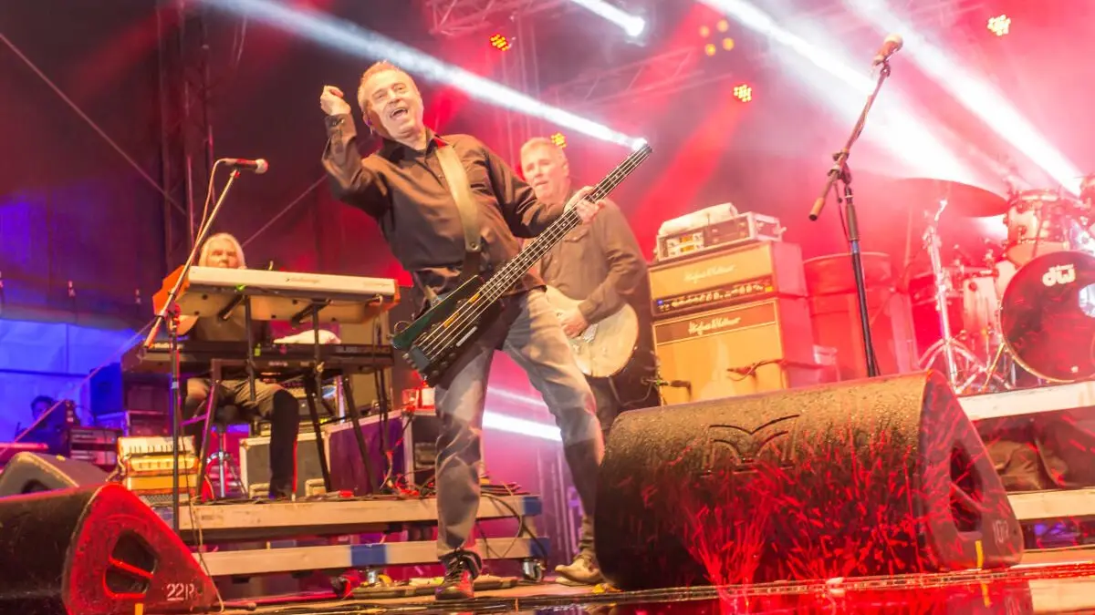Ohrwurm aus den achtziger Jahren; Skandal im Sperrbezirk ist der größte Hit der Spider Murphy Gang. Hier performt der Sänger und Bassist Günther Sigl 2018 den Klassiker beim Konzert auf dem "Bunten Hering" in Frankfurt (Oder). Aber dürfte das Lied auch bei der Schuppendisco in Eberswalde gespielt werden?