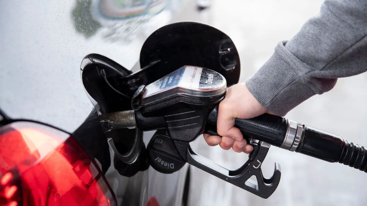 Tanken: ARCHIV - 26.05.2019, Schleswig-Holstein, Lübeck: Ein Autofahrer steckt an einer Tankstelle einen Diesel-Zapfhahn in die Tanköffnung seines Fahrzeugs. (zu dpa: «Sinkende Spritpreise dämpfen Inflation leicht») Foto: Felix König/dpa +++ dpa-Bildfunk +++