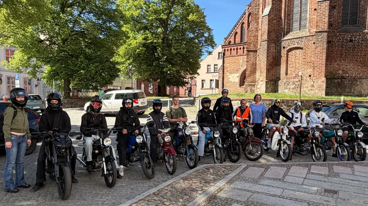 Gedenkfahrt: Zehntklässler der Erna-und-Kurt-Kretschmann-Oberschule in Bad Freienwalde stoppen bei ihrer Abschlussfahrt am Rathaus und besuchen Bürgermeisterin Ulrike Heidemann (Mitte).
