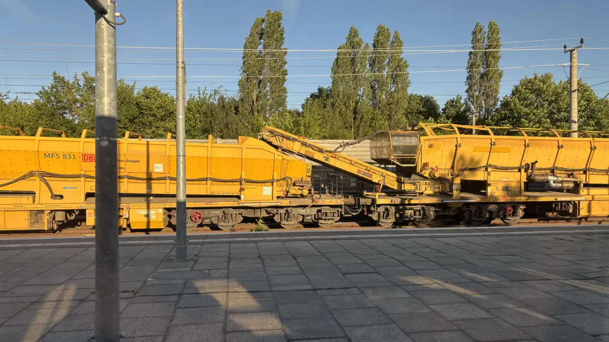 Schweres Gerät am Bahnhof Berlin-Blankenburg. Zwischen diesem Bahnhof und Gesundbrunnen finden Gleisbauarbeiten statt, deshalb wurde die Strecke gesperrt.