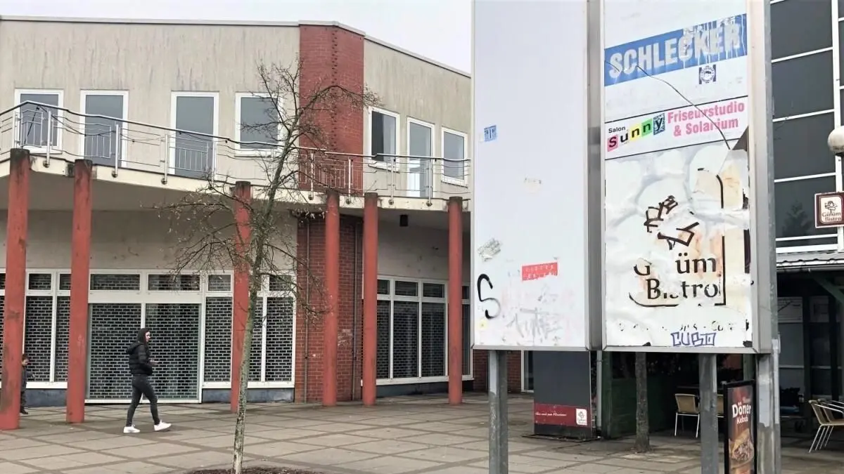 Trauerspiel in Eberswalde: Vor dem Einkaufszentrum Heidewald, der einzigen Nahversorgungsmöglichkeit für das Brandenburgische Viertel, wird noch immer für den Drogeriemarkt Schlecker geworben, der schon im Jahr 2012 Insolvenz angemeldet hat.
