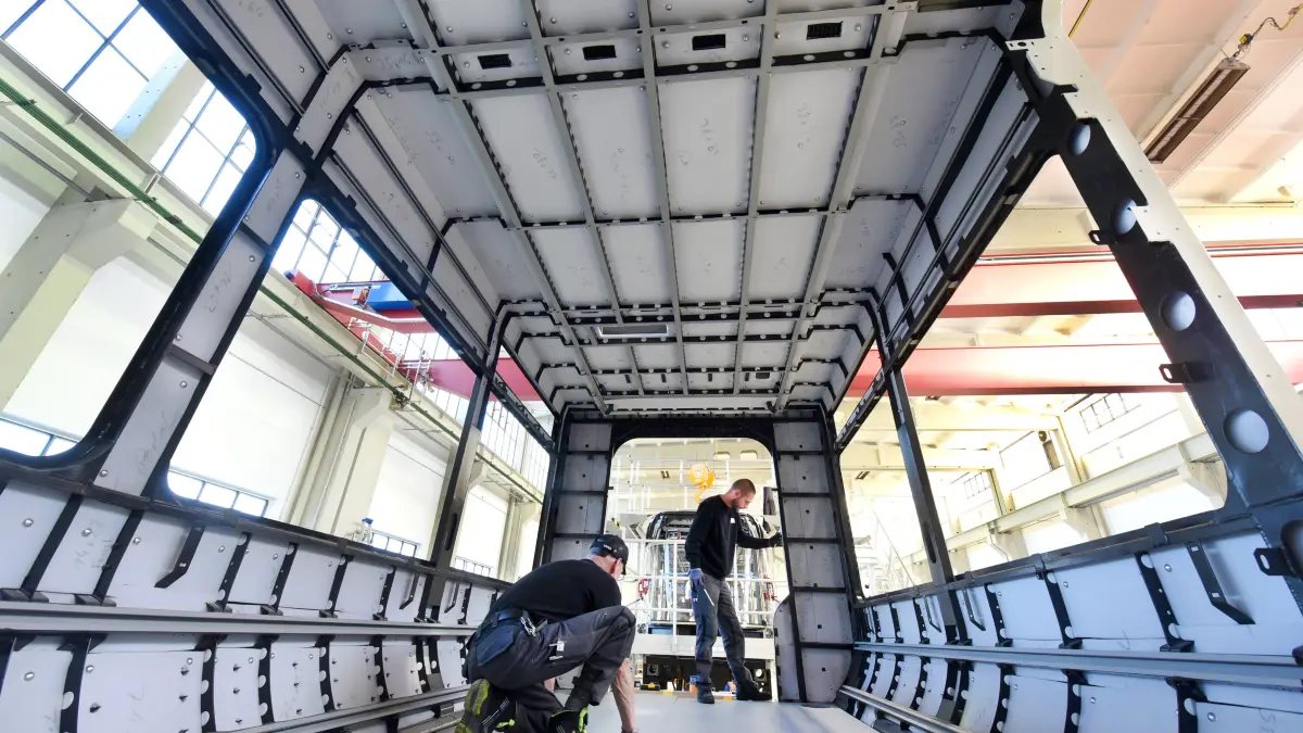 In einer Leipziger Werkhalle der Heiterblick GmbH arbeiten Monteure an einer Stadtbahn. (zu dpa: «Gläubiger stimmen Sanierungsplan bei Heiterblick zu») +++ dpa-Bildfunk +++