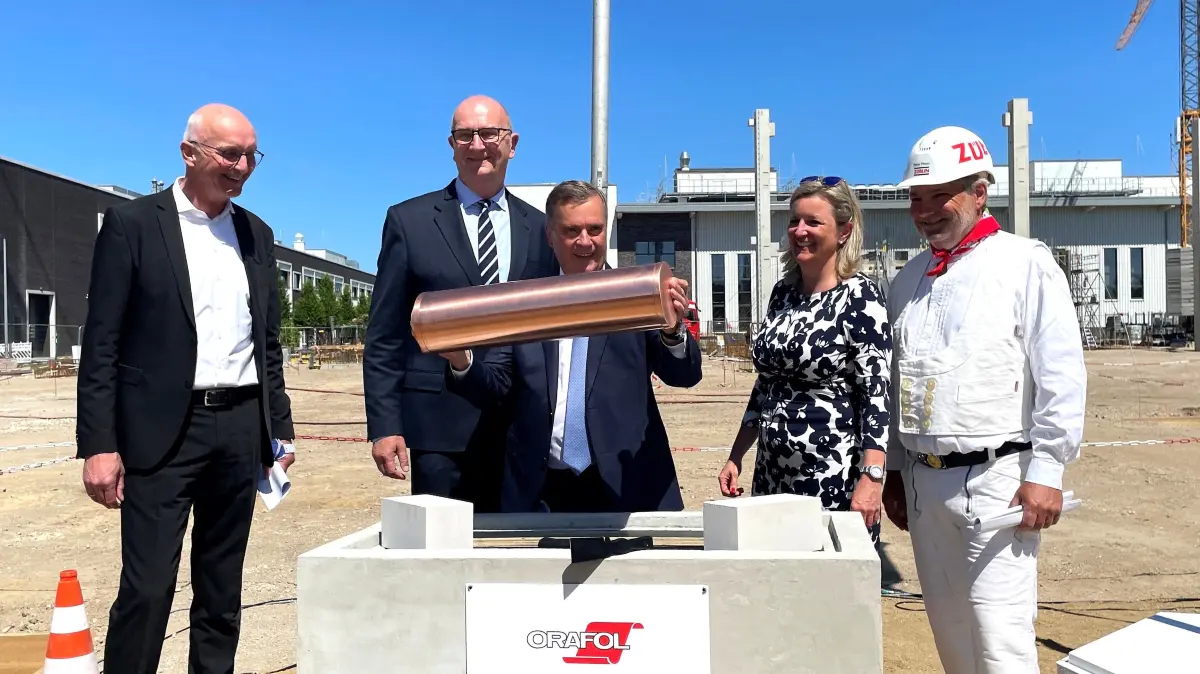 Orafol Oranienburg, Grundsteinlegung für Halle 14 am 29. Mai 2026, mit CEO Geschäftsführer Holger Loclair, Ministerpräsident Dietmar Woidke und Wirtschaftsministerin Martina Klement, Unternehmen investiert bis 2030 insgesamt 235 Millionen Euro in Stammsitz Oranienburg