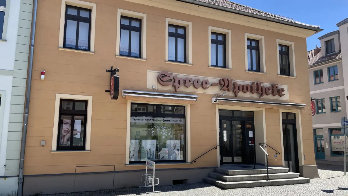 Ein Blick auf die Spree-Apotheke in Beeskow. Die Apotheken in Oder-Spree müssen in Kürze zusätzliche Leistungen erbringen können. Was sagen Pharmazeuten in Beeskow und Storkow dazu?