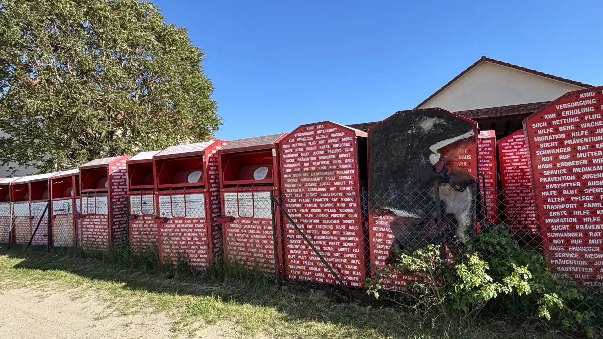 Kleidersammelcontainer sind aktuell Mangelware. Auf dem Betriebshof des DRK in Beeskow stehen etliche solcher Behälter. Wie es mit der Sammlung weitergeht, wird nun in den Kreistagsgremien diskutiert.