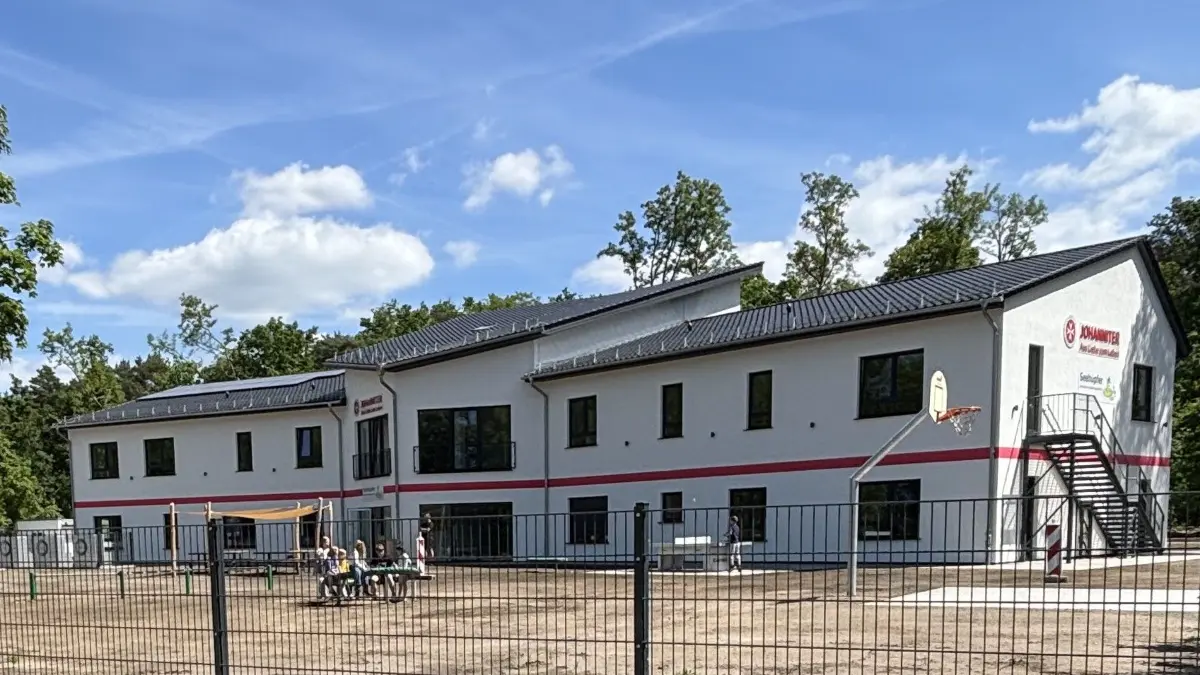 Neuer Johanniter-Hort eröffnet: Inmitten von Bad Saarow wurde die ursprünglich als Kindertagesstätte geplante und gebaute Einrichtung in Betrieb genommen. Die Zufahrt für Baufahrzeuge ist durch einen Zaun geschlossen worden – eine gesonderte Einfahrt wurde für die Eltern und Mitarbeiter wenig entfernt gegenüber der Grund- und Oberschule geschaffen. Kinder toben bereits auf dem Spielplatz, der Rasen muss noch wachsen.