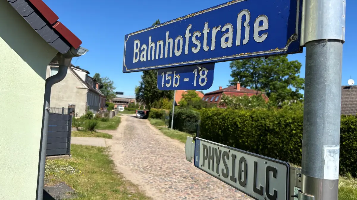 Immer schlechter wird der Zustand der Bahnhofstraße in Gildenhall (Neuruppin). Anwohner und Geschäftsleute beschweren sich seit Jahren. Jetzt bringt eine Petition Bewegung in die Geschichte.