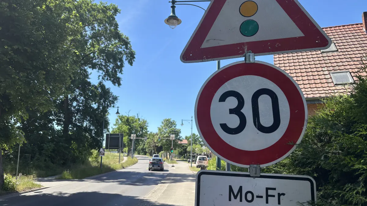Die Umleitung gilt nicht mehr, die Sperrung der Bahrensdorfer Straße ist aufgehoben. Dennoch sind Pendler immer wieder gezwungen, an der Baustellenampel extra zu halten.