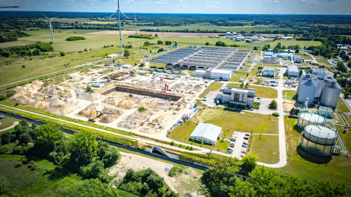 Seit 2025 wird am Klärwerk Schönerlinde gebaut. Auch Abwasser aus dem Verbandsgebiet Panke/Finow landet dort. Laut Bürgermeister André Stahl (Die Linke) brauchen die Berliner Wasserbetriebe für Sanierung und Ausbau rund eine Milliarde Euro – eine Kostenfrage, die auch Bernau und Panketal treffen würde.