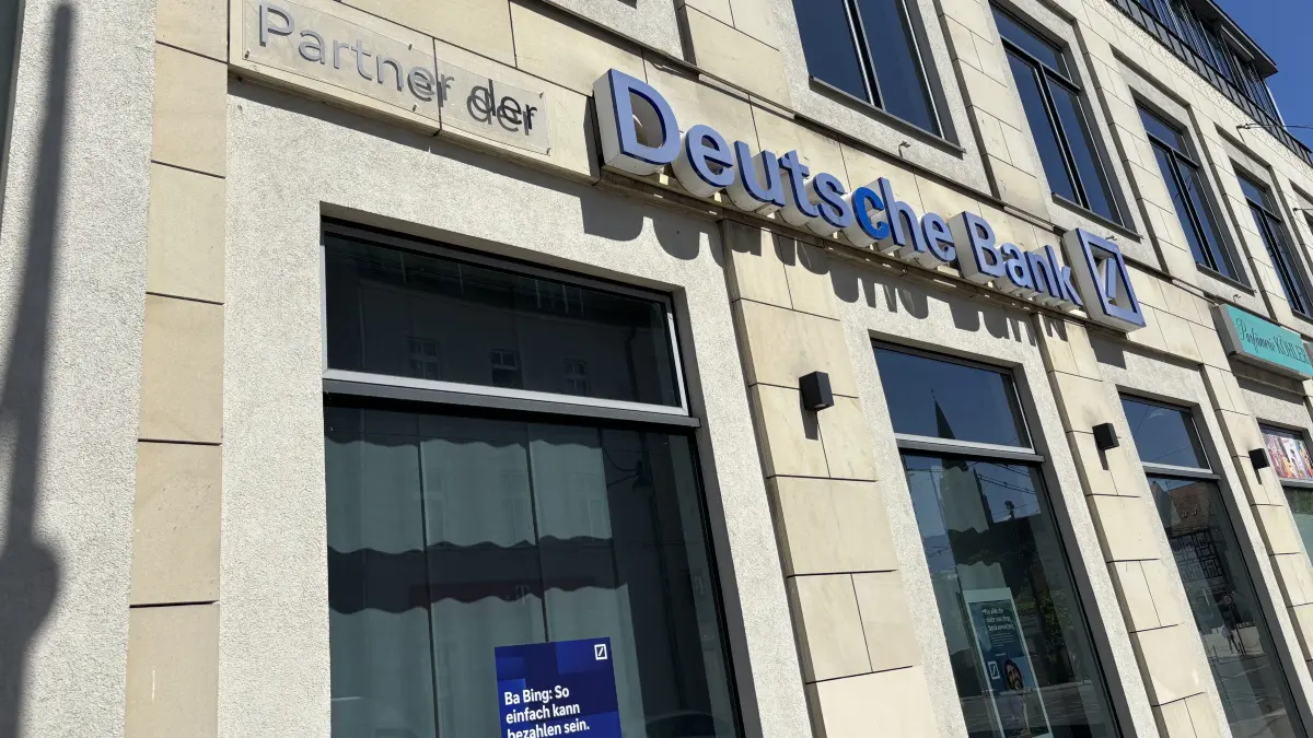 An der früheren Filiale der Deutschen Bank in Eberswalde hängt weiterhin das Logo des Geldinstituts. Hier arbeitet nun eine "Deutsche Bank Finanzagentur". Geldautomaten oder Banking-Terminals gibt es dort aber nicht mehr.