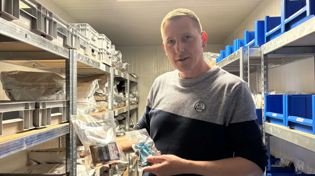 Nico Brennecke in seinem Betrieb in Wriezen. Der Hopfen, der er für Brauer anbietet, muss im Kühlhaus gelagert werden.