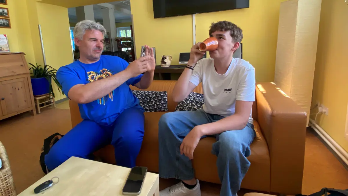 Medienpädagoge Martin Hampel mit seinem Sohn Paul