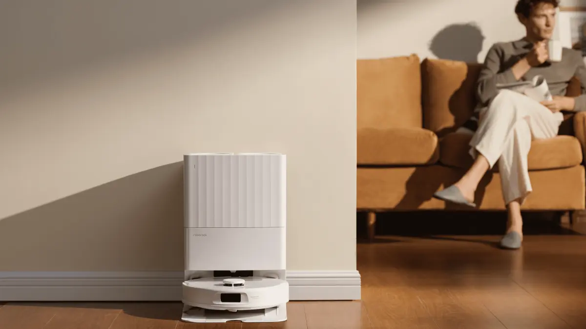 Roborock Qrevo S Pro. Premium-DNA spübar. Die Station saugt ab und reinigt die Mops mit warmen Wasser.