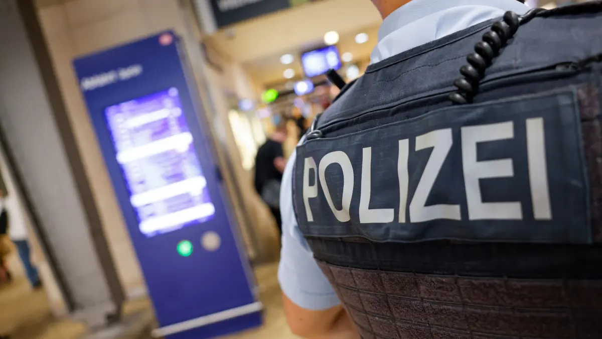 Schwerpunkteinsatz an gewaltbelasteten Bahnhöfen: 29.05.2026, Nordrhein-Westfalen, Köln: Beamte der Bundespolizei bestreifen den Kölner Hauptbahnhof. Foto: Thomas Banneyer/dpa +++ dpa-Bildfunk +++