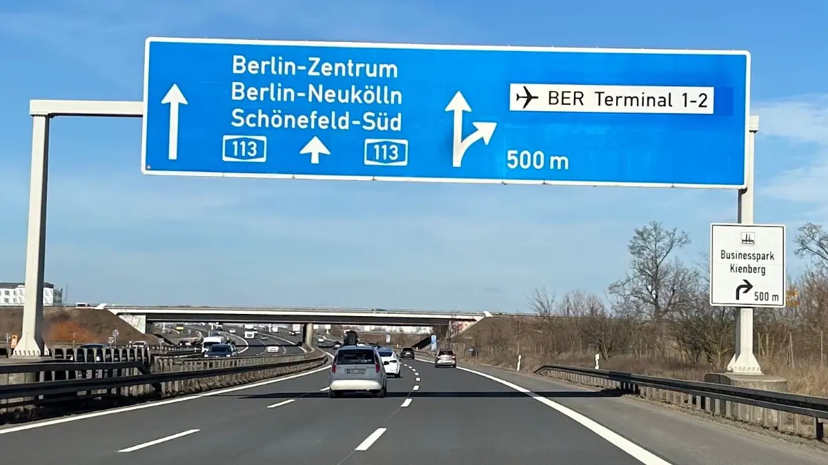 Autobahn A113 bei Schönefeld: Es kommt zur Sperrung zwischen Berlin und dem Flughafen BER.