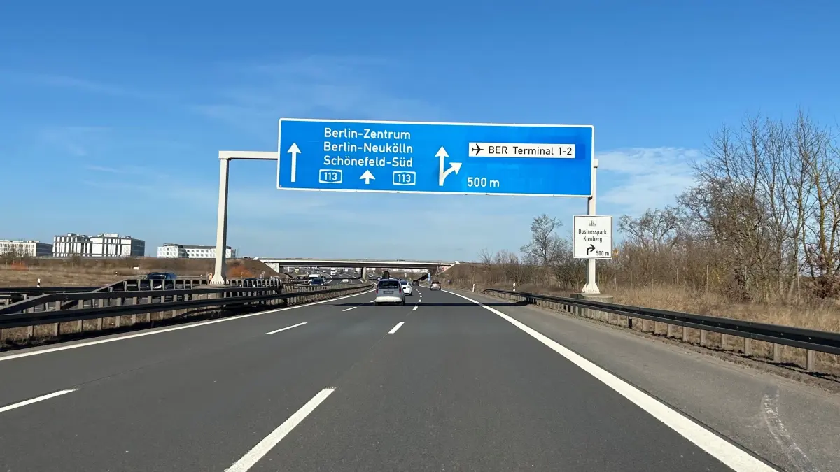 Autobahn A113 bei Schönefeld: Es kommt zur Sperrung zwischen Berlin und dem Flughafen BER.