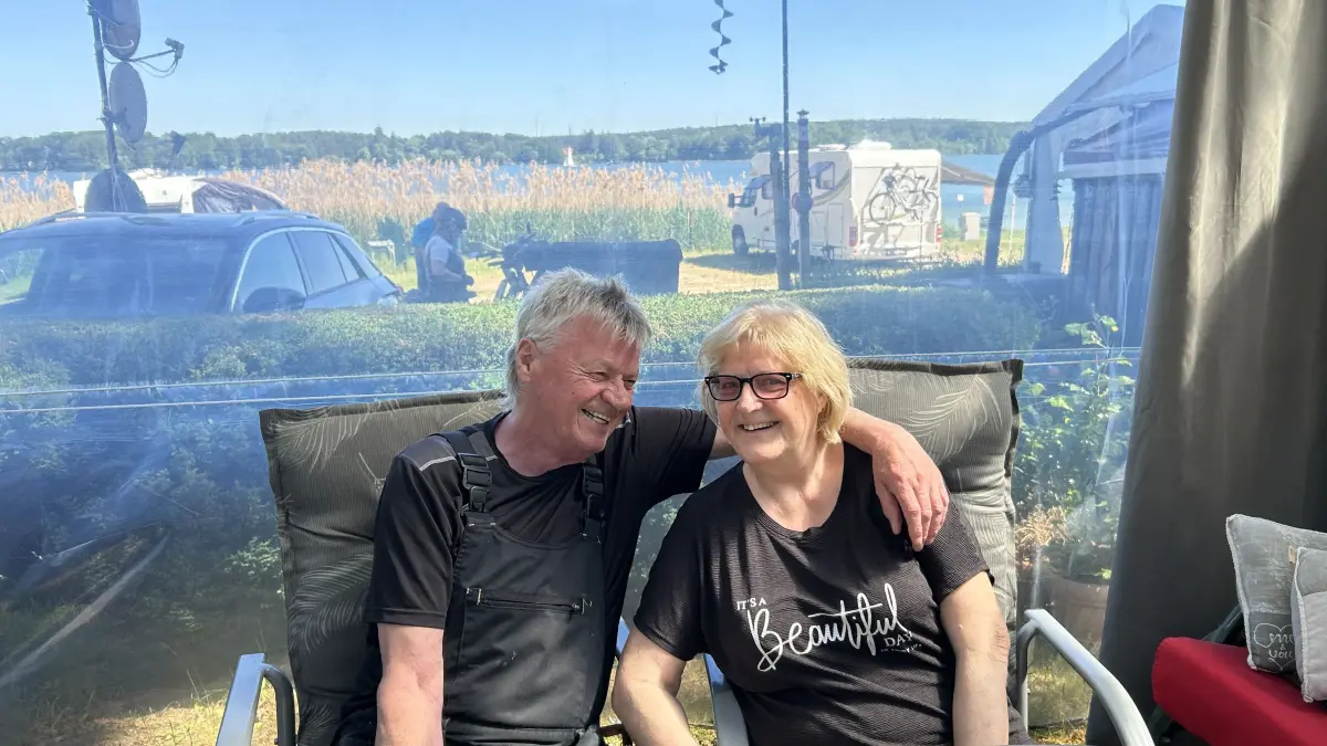 Ehepaar Clausnitzer auf ihrem Dauercampingplatz. Ganz in der Nähe ist der See. Sie sind glücklich hier, erzählen sie.