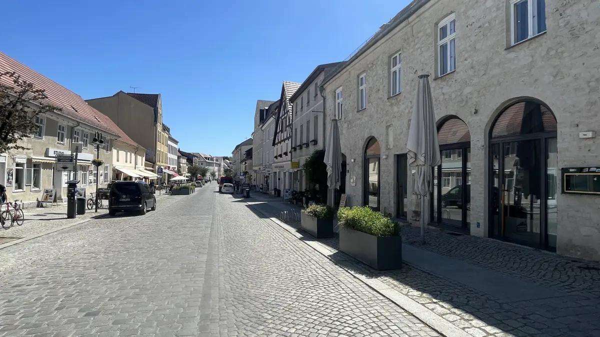 Die Altstadt von Strausberg: Das ehemalige Café an der Großen Straße hat noch keine Nachfolge gefunden. Ansonsten gibt es einen Mix aus Handel, Dienstleistungen und Gastronomie, der gestärkt werden soll.