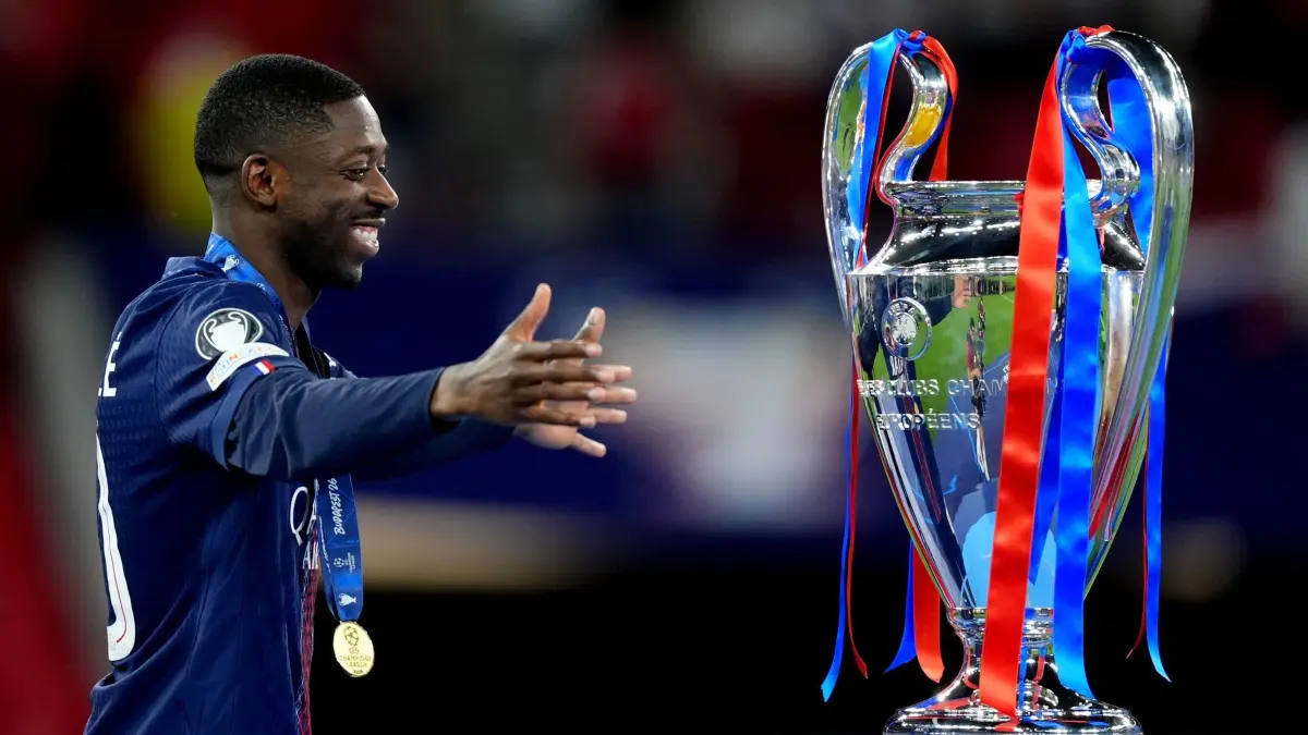 Paris Saint-Germain - FC Arsenal: 30.05.2026, Ungarn, Budapest: Fußball, Männer: Champions League, Paris Saint-Germain (PSG) - FC Arsenal, Finale, Puskás Aréna, Ousmane Dembele von PSG geht nach dem UEFA-Champions-League-Finale zur Trophäe. Foto: Mike Egerton/PA Wire/dpa +++ dpa-Bildfunk +++