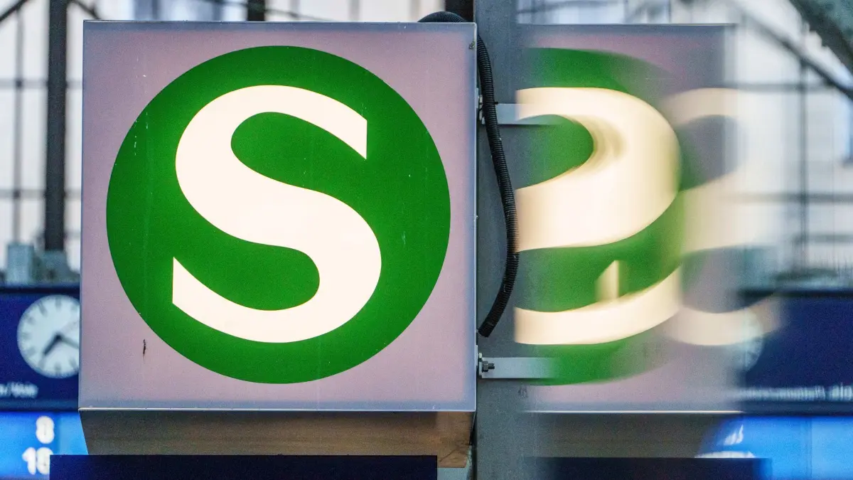 S-Bahn-Symbol spiegelt sich in einer Scheibe: ARCHIV - 11.07.2024, Hessen, Frankfurt/Main: DB Regio hat eine Partnerschaft mit Google bekanntgegeben. (zu dpa: «RMV sieht Personalsituation verbessert - Ausfälle bei S8») Foto: Andreas Arnold/dpa +++ dpa-Bildfunk +++