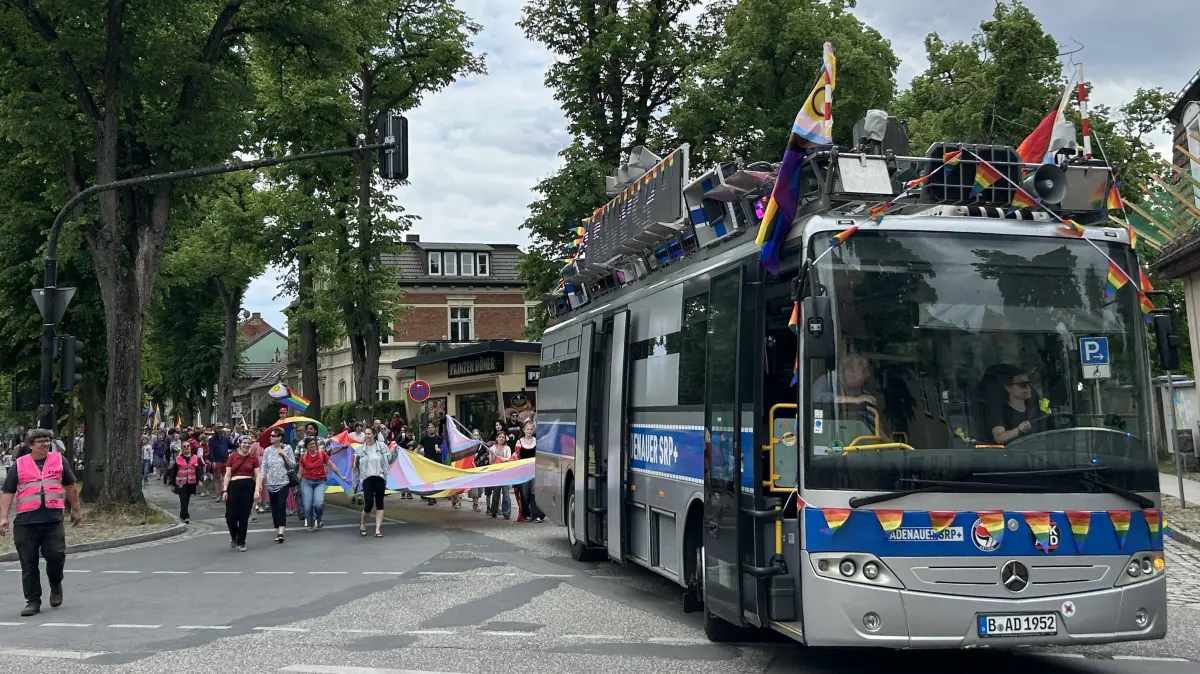 Der Bus Adenauer SRP+ vom Bündnis für politische Schönheit fuhr beim CSD in Rheinsberg voran.