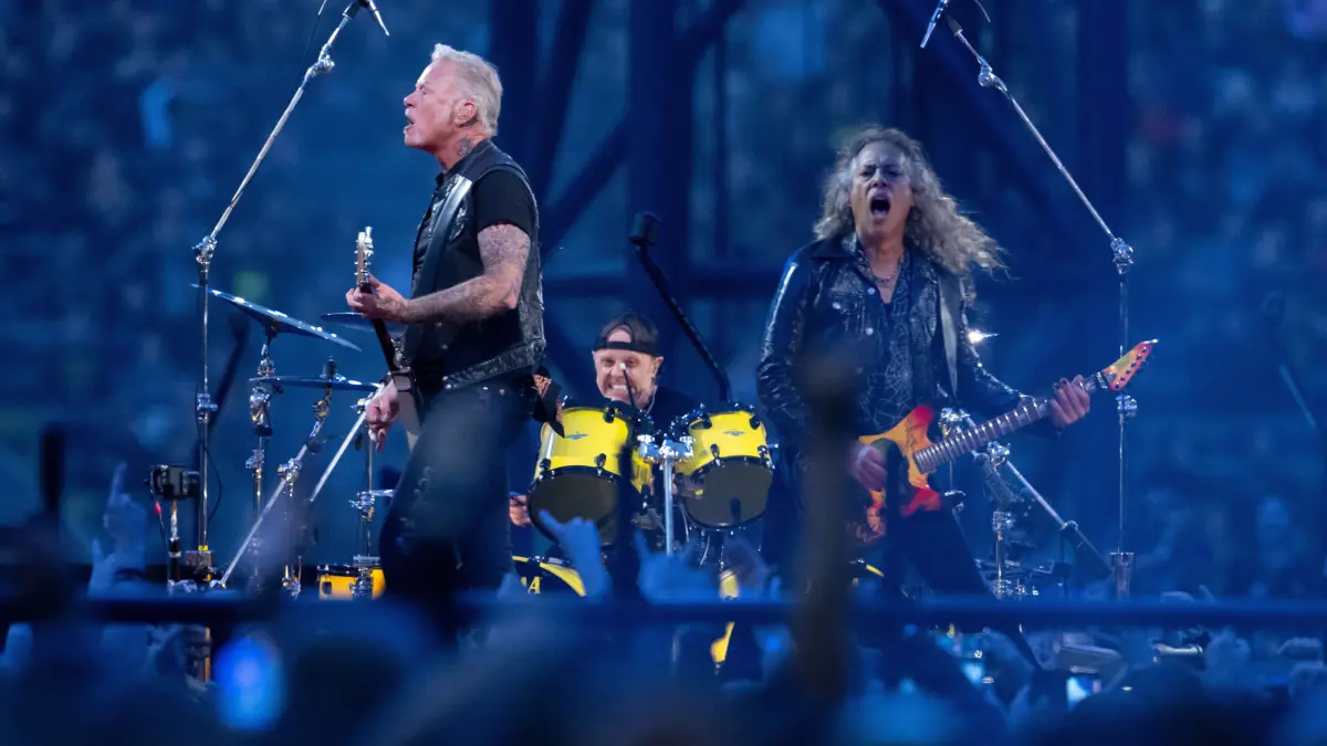 Setzen in Sachen Stadionkonzerte neue Maßstäbe: James Hetfield (l-r), Lars Ulrich und Kirk Hammett, von Metallica (hier 2025 in München). Im Olympiastadion Berlin spielt die US-Band vor 95.000 Fans. Rekord!