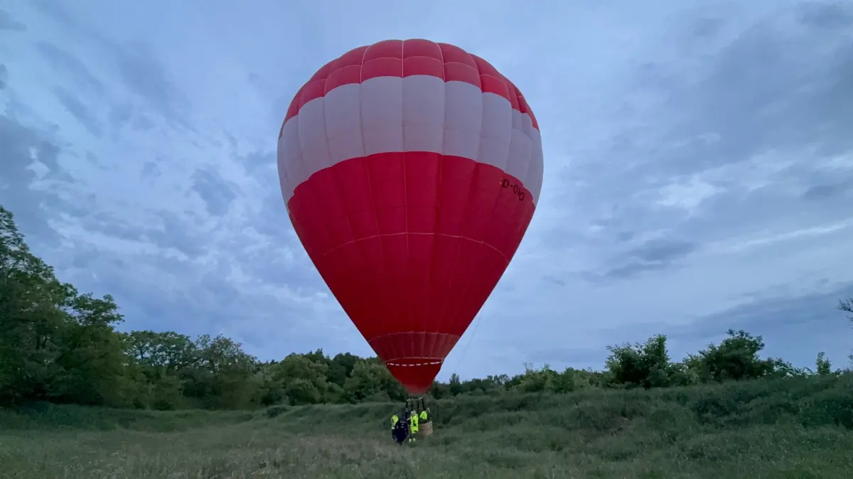Ein Heißluftballon ist ungeplant im Stadtgebiet von Neuruppin gelandet. Der Pilot berichtet, wie es zu dem Manöver kam.