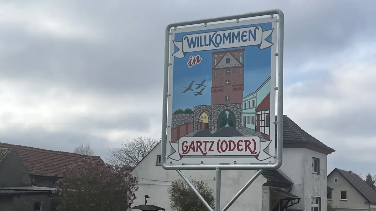 Radfahrer, die in Gartz den Oder-Neiße-Radweg nutzen, werden ab August zwischen Gartz und Mescherin umgeleitet. Grund sind die Sanierungsarbeiten auf dem 3,8 Kilometer langen Abschnitt, der durch den Gartzer Schrey führt.