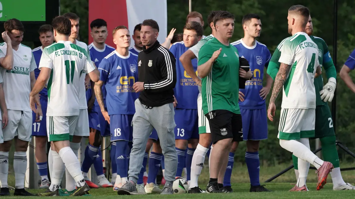 Fussball : Waldsieversdorf, Fussball Landesliga Nord, Buckow / Waldsieversdorf - FC Schwedt, Abklatschen vor Spiel Trainer Matthias Reichelt grün bei Eric Bohlemann 4 und Co. Trainer Danny Knofe schwarz
29.05.2026 FOTO BENK