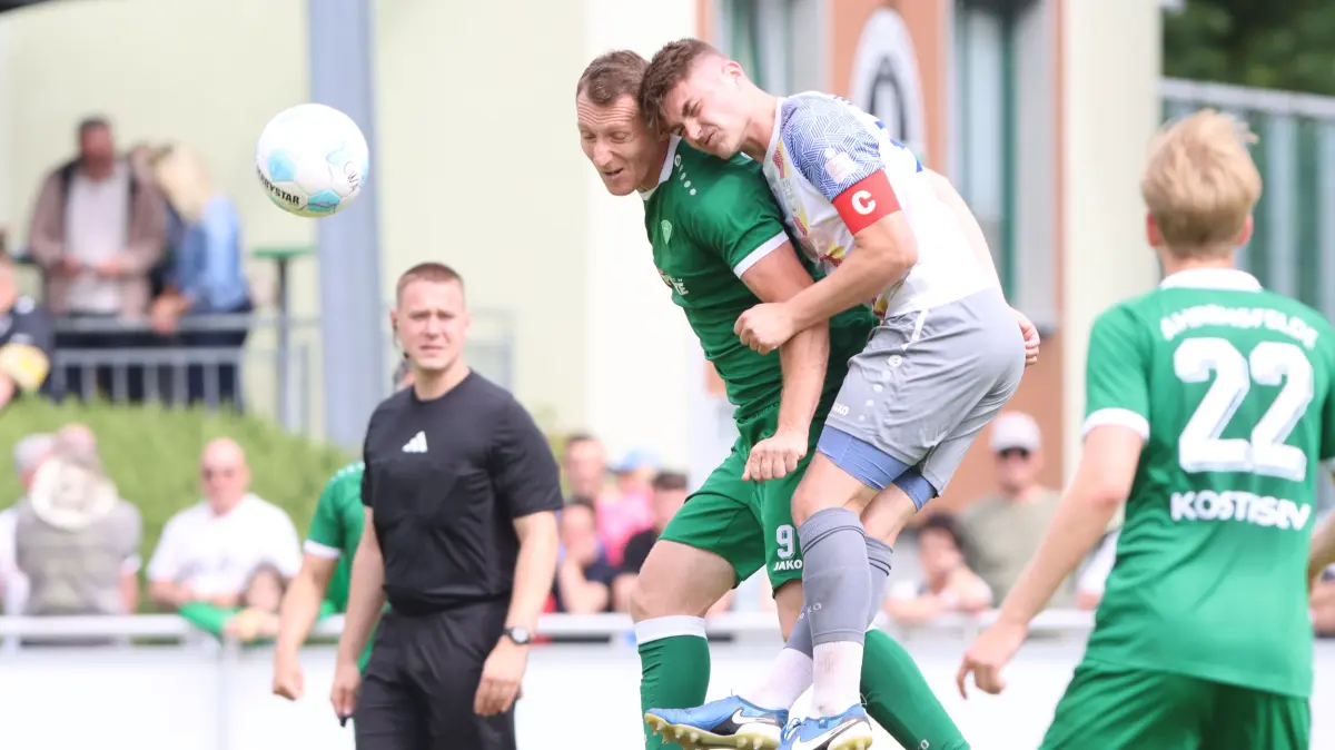 Brandenburgliga: Grün-Weiss Ahrensfelde gegen MSV Neuruppin 0:1 (0:1) am 30. Mai 2026, 28. Spieltag, Blenard Colaki und Jannis Neumann (in Weiß)