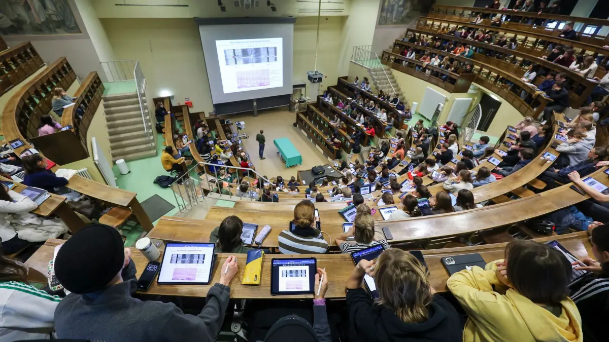 Hörsaal an der Uni Leipzig (Symbolbild): ARCHIV - 21.11.2025, Sachsen, Leipzig: Studenten der Humanmedizin sitzen in einer Vorlesung im Anatomie Hörsaal an der Medizinischen Fakultät der Universität Leipzig. (zu dpa: «Ministerin Bär stellt sich auf Aus für Bafög-Reform ein») Foto: Jan Woitas/dpa +++ dpa-Bildfunk +++