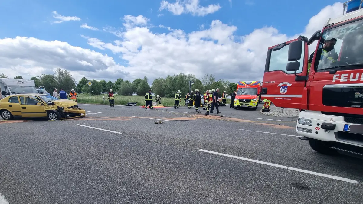 Ein schwerer Unfall auf der B 166 zwischen Schwedt und Prenzlau ereignete sich am Samstagvormittag, zwei Pkw crashten beim Abbiegen ineinander.