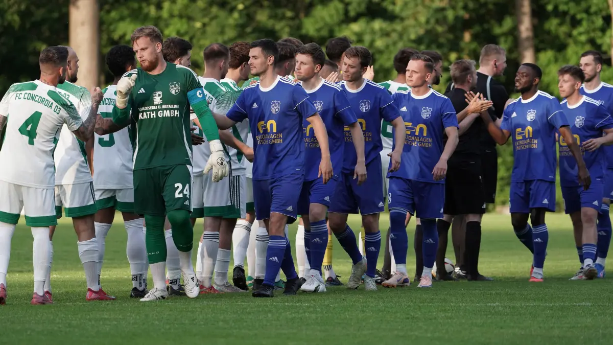 Fussball : Waldsieversdorf, Fussball Landesliga Nord, Buckow / Waldsieversdorf - FC Schwedt, Begrüßung u.a. mit Keeper Kapten Maurice Bäuerle
29.05.2026 FOTO BENK
