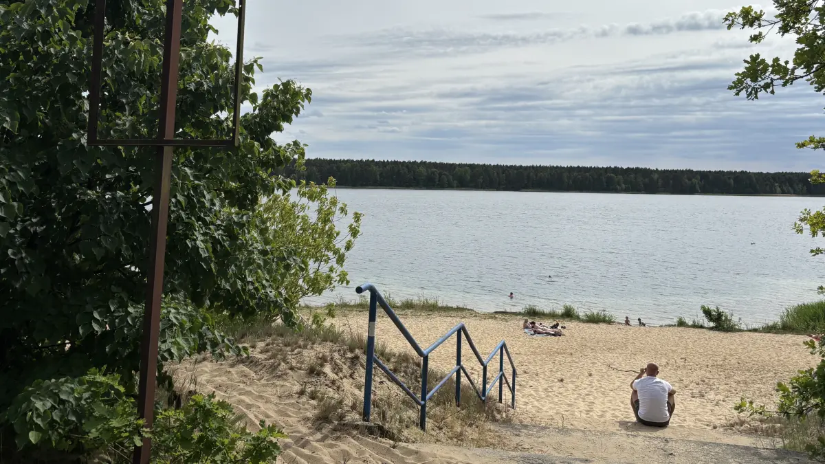 Viele Menschen nutzten das gute Wetter für einen Badetag am Oststrand des Helenesees bei Frankfurt (Oder).