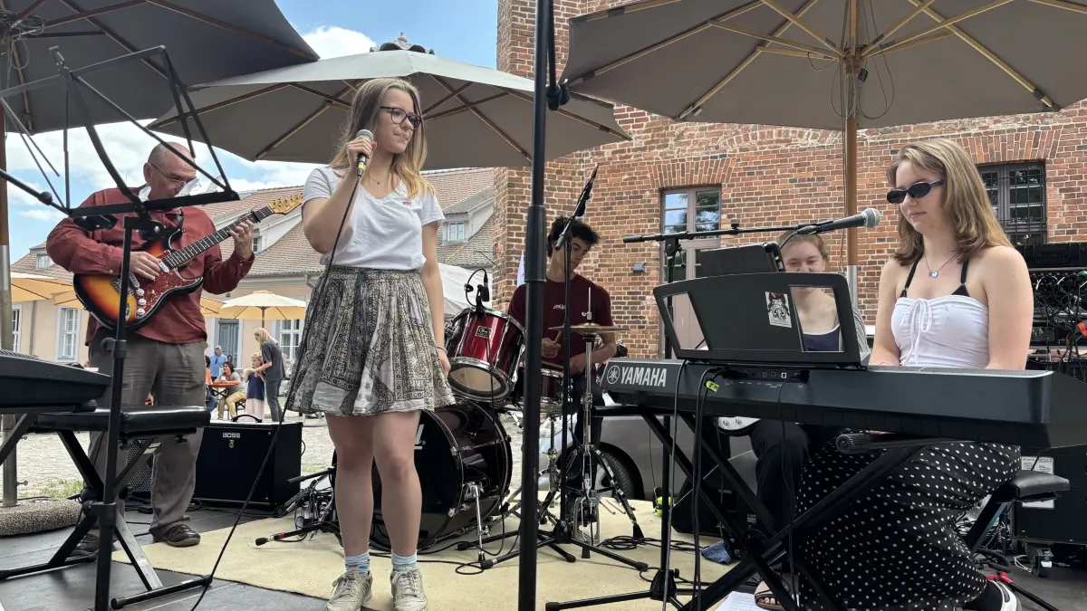 Zehn Jahre trägt die Musikschule Oder-Spree den Namen der Kammersängerin Jutta Schlegel. Ein finales Musikschulfest gab es auf der Burg Beeskow. Zu den Schülerbands, die auf dem Burghof auftraten, gehörte auch „Sprouting Seeds“ aus Schöneiche mit Felix, Frida, Antonia, Charlotte und ihrem Lehrer Steffen Janisch.