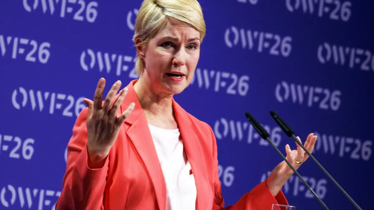 Ostdeutsches Wirtschaftsforum: 31.05.2026, Brandenburg, Bad Saarow: Manuela Schwesig (SPD), Ministerpräsidentin von Mecklenburg-Vorpommern, spricht beim Auftakt Ostdeutsches Wirtschaftsforum unter dem Motto «Eine neue (Un) Ordnung» zu Umbrüchen und der Resilienz der Wirtschaft. Vom 31. Mai bis 2. Juni 2026 befasst sich das OWF26 mit den tiefgreifenden geopolitischen, wirtschaftlichen und technologischen Umbrüchen unserer Zeit. Foto: Carsten Koall/dpa +++ dpa-Bildfunk +++