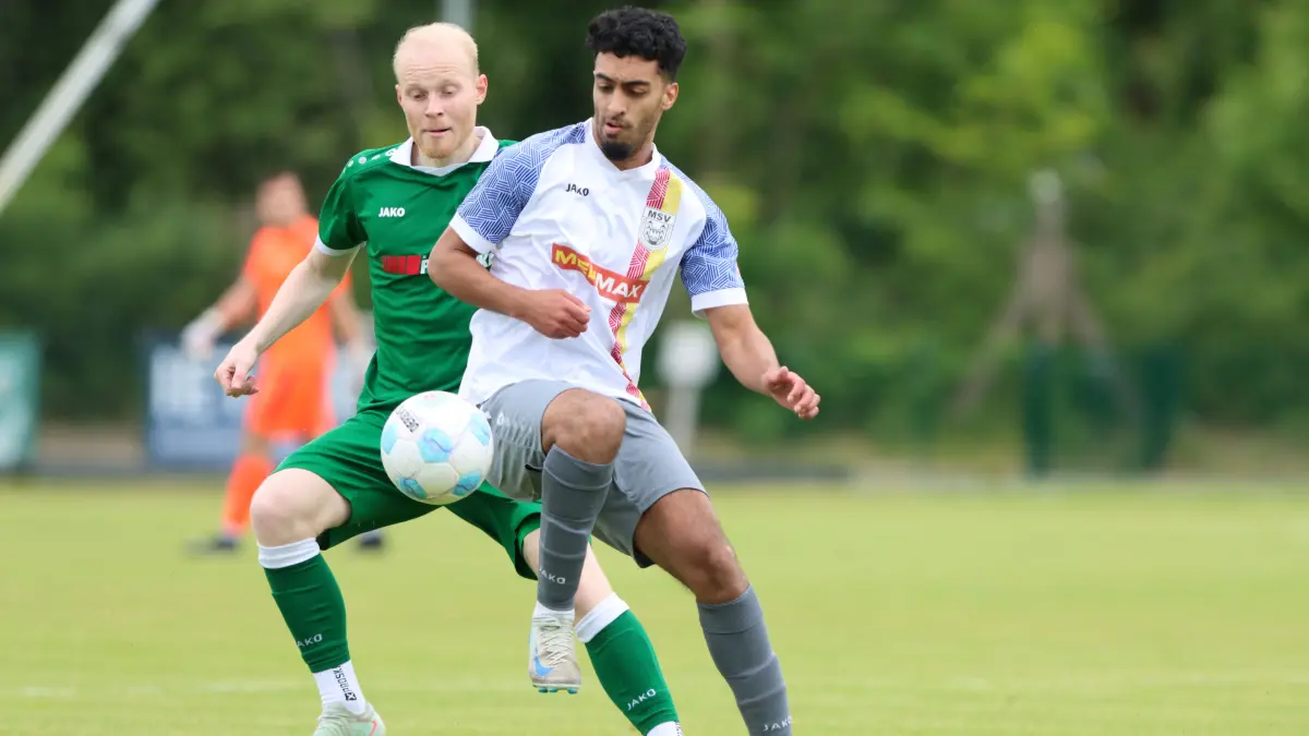 Brandenburgliga: Ahrensfelde gegen MSV Neuruppin am 30. Mai 2026, Leon Barlage (in Grün) und Achraf El Mhamdi