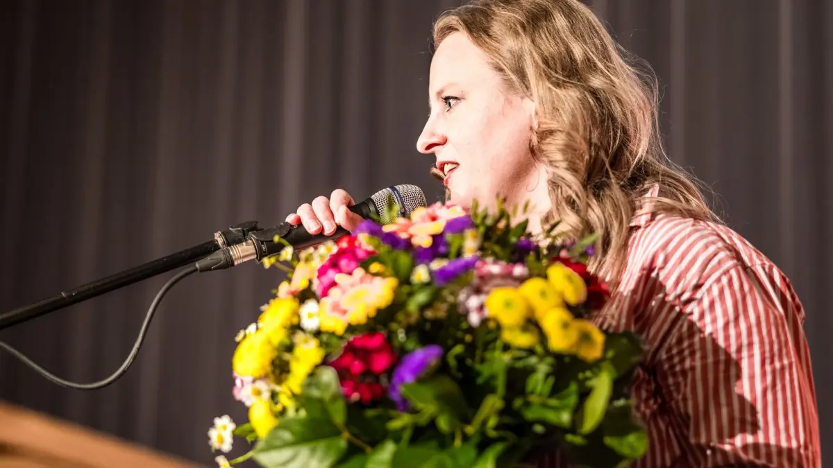 Landesparteitag BSW Brandenburg: 31.05.2026, Brandenburg, Cottbus: Friederike Benda, neu gewählte Landesvorsitzende Brandenburg des BSW, steht nach ihrer Wahl am Mikrofon und bedankt sich bei den Anwesenden. Auf dem Mitgliederparteitag soll heute der Landesvorstand neu gewählt werden. Foto: Frank Hammerschmidt/dpa +++ dpa-Bildfunk +++