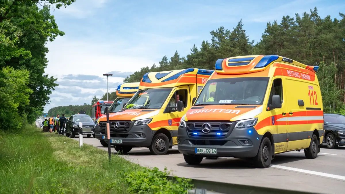 Zahlreiche Einsatzwagen von Rettungsdienst, Polizei und Feuerwehr sind am Sonntag auf die A11 bei Bernau ausgerückt.