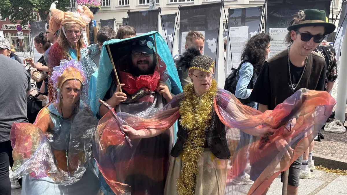 Inklusive Theatergruppe: Die „Hüter der magischen Geschichten" mit Mitgliedern unter anderem aus Altranft präsentierten sich als Walking Act