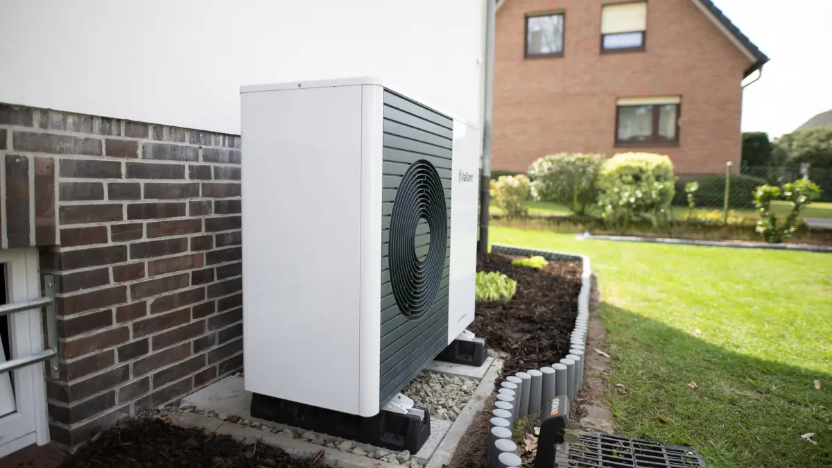 Wärmepumpe im Einfamilienhaus: ARCHIV - 22.04.2023, Niedersachsen, Rotenburg: Leise lohnt sich: Ruhige Wärmepumpen schonen die Nerven der Nachbarn und können mit Fördergeld finanziert werden. (zu dpa: «Mehrheit privater Vermieter scheut energetische Sanierungen») Foto: Daniel Reinhardt/dpa/dpa-tmn +++ dpa-Bildfunk +++