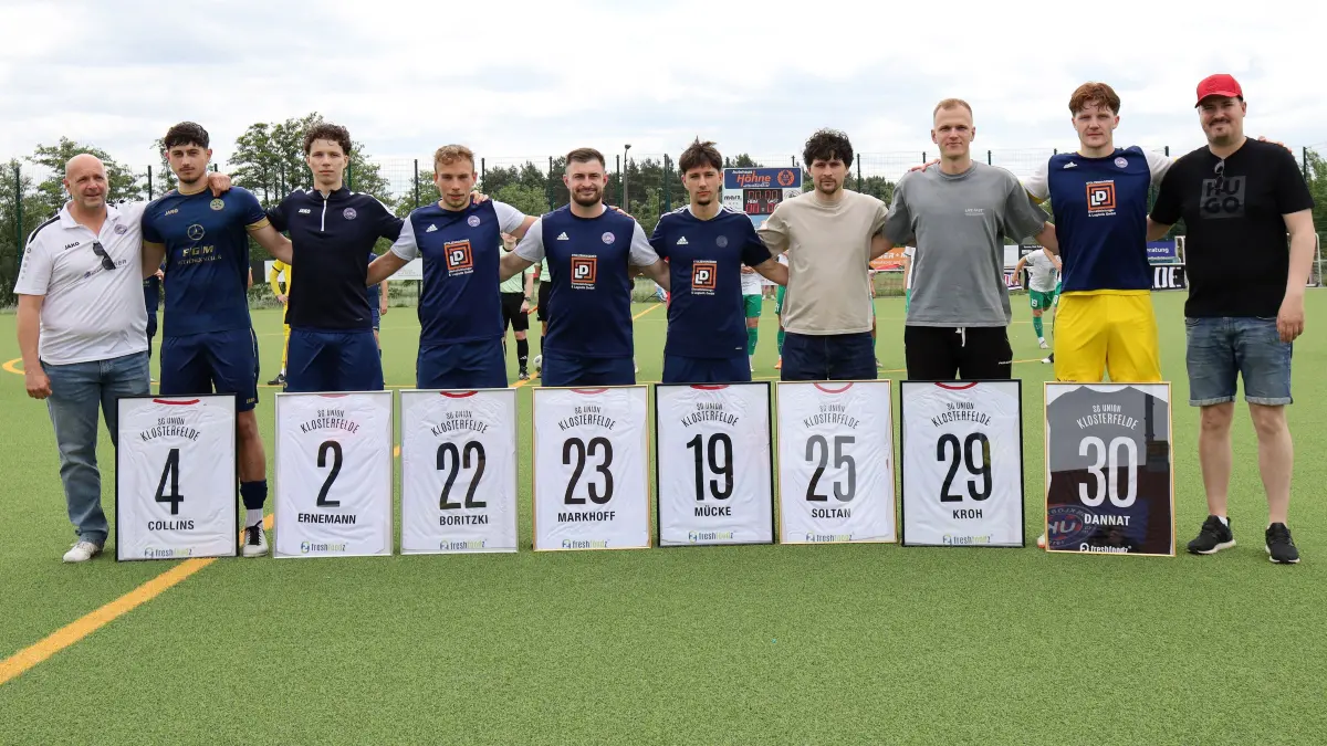 Fussball : Klosterfelde, Fussball Oberliga Nord Punktspiel, Union Klosterfelde - Dynamo Schwerin, sportliche Leiter Jan Meißner und der Sportdirektor Paul Schmuck r. bei der Spielerverabschiedung. Insgesamt verließen 11 Spieler die Mannschaft. Die Spieler hier v.l. Simo Collins, Finn Ernemann, Maximilian Boritzki, Vico Mücke, Vasile Soltan, Ian Kroh und Richard Dannat
FOTO BENK 30.05.2026