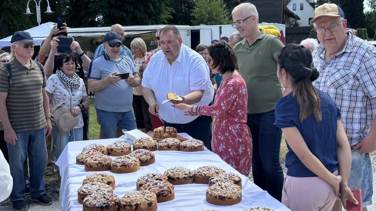 Wendisch Rietz am Scharmützelsee hat 650-jähriges Bestehen mit einem dreitägigen Fest gefeiert. Beim Anschnitt des Geburtstagskuchens aktiv war Gemeinde-Bürgermeister Andreas Diebert (Mitte, v.l.) unterstützt durch Gemeindevertreterin Anja Habermann, Amtsdirektor Christian Riecke und Bäckermeister Bernd-Peter Wulff.