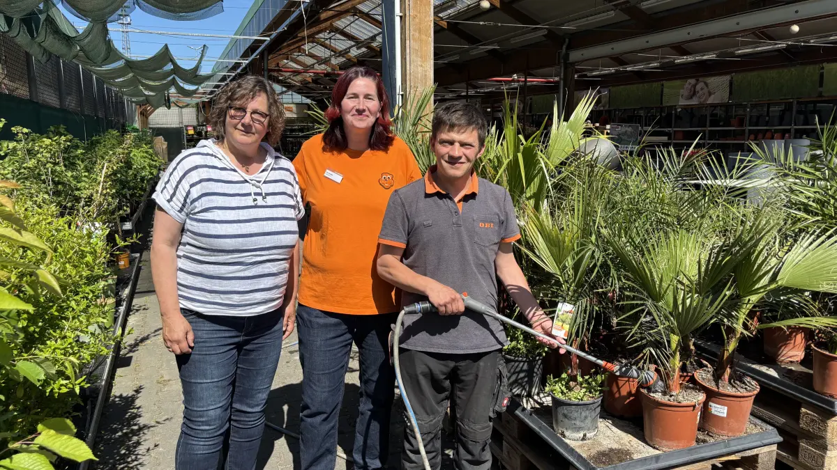 Neuer Job: Daniel Dierasch (30) aus Bad Freienwalde fängt am 1. Juni auf einem ausgelagerten Arbeitsplatz der Stephanus Werkstatt gGmbH im OBI-Baumarkt in Bad Freienwalde an. Job-Coach Ute Radig (l.) von der Werkstatt und Marktleiterin Jeannine Franke unterstützen den Mitarbeiter.